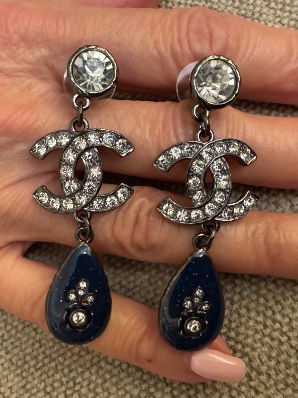 New Limited Edition Classic Chanel CC Logo Strass Crystal Dropped Earrings